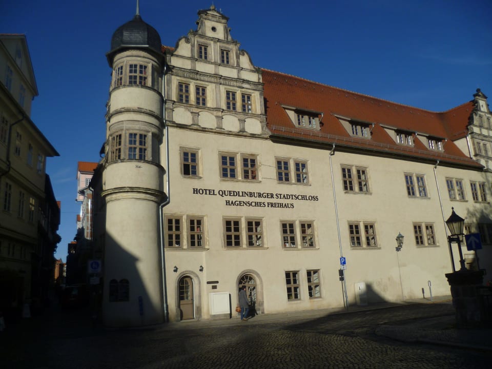 Hotel mit Blick in kleine Gasse Hotel Wyndham Garden Quedlinburg Stadtschloss