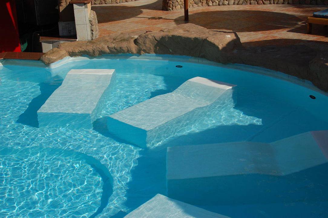 Лежаки в бассейне Pickalbatros Alf Leila Wa Leila Resort - Neverland Hurghada