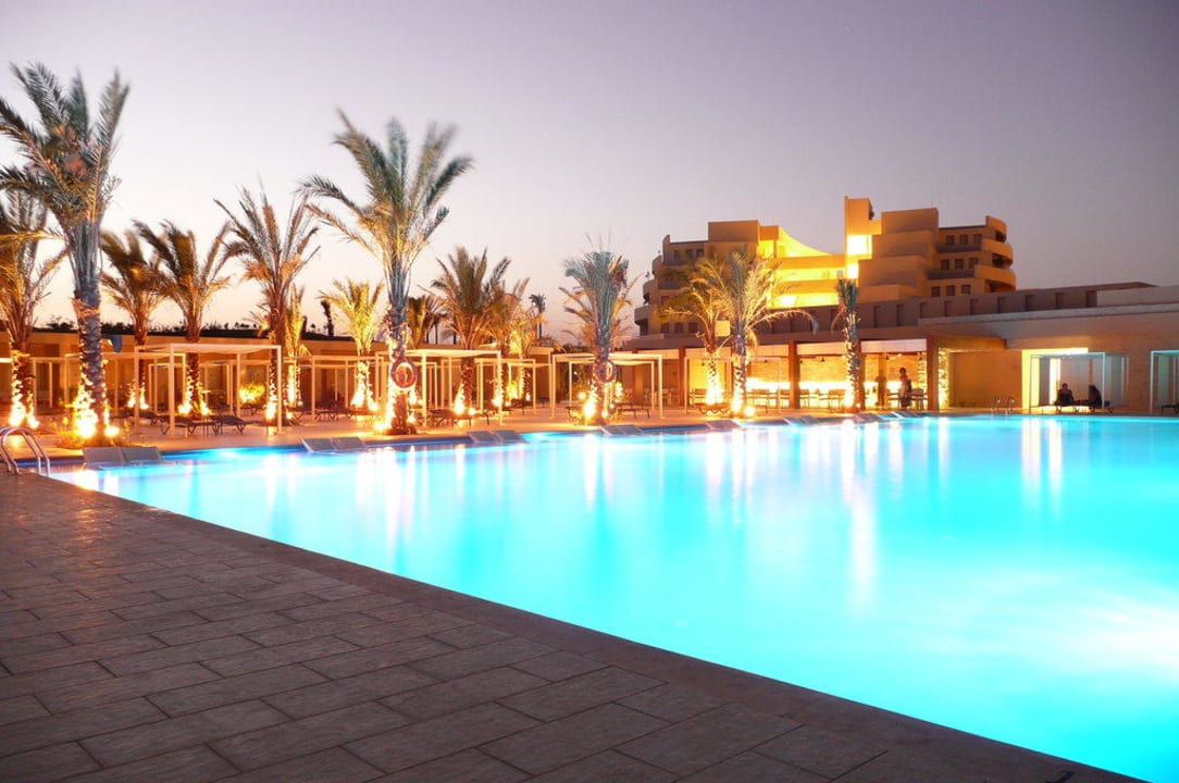 Pool am Abend Steigenberger Makadi Hotel - Adults only