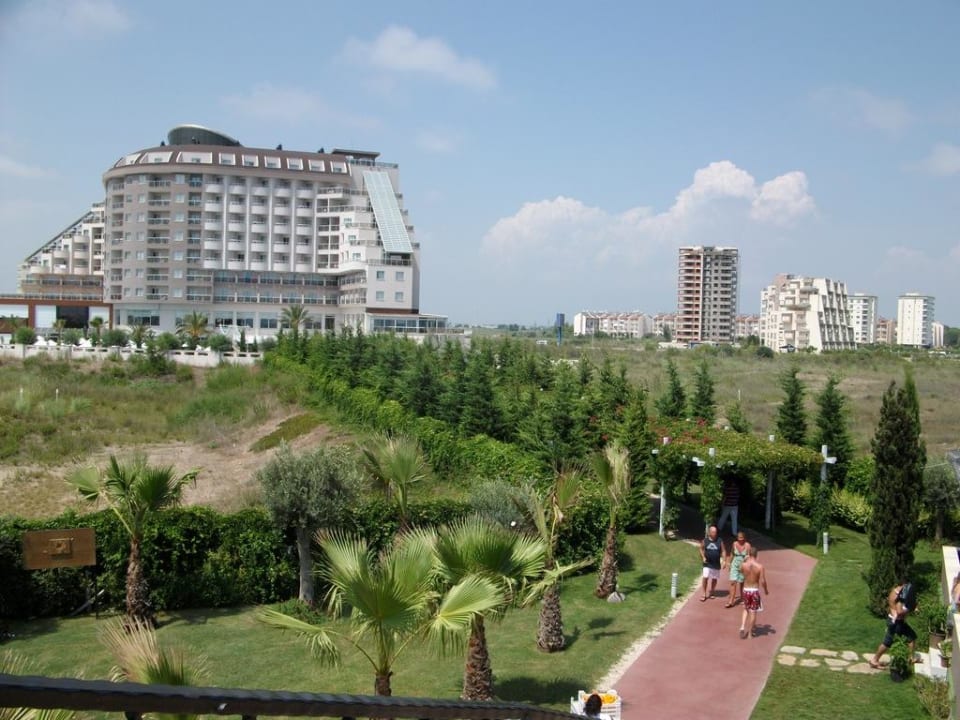 Sicht von der Showbühne aufs Hotel Saturn Palace Resort Hotel