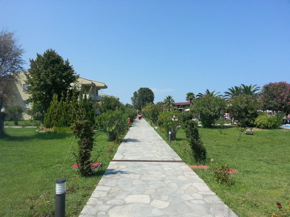 Weg zwischen Lobby und Hotelgebäuden alltoura Club Hotel Poseidon Palace