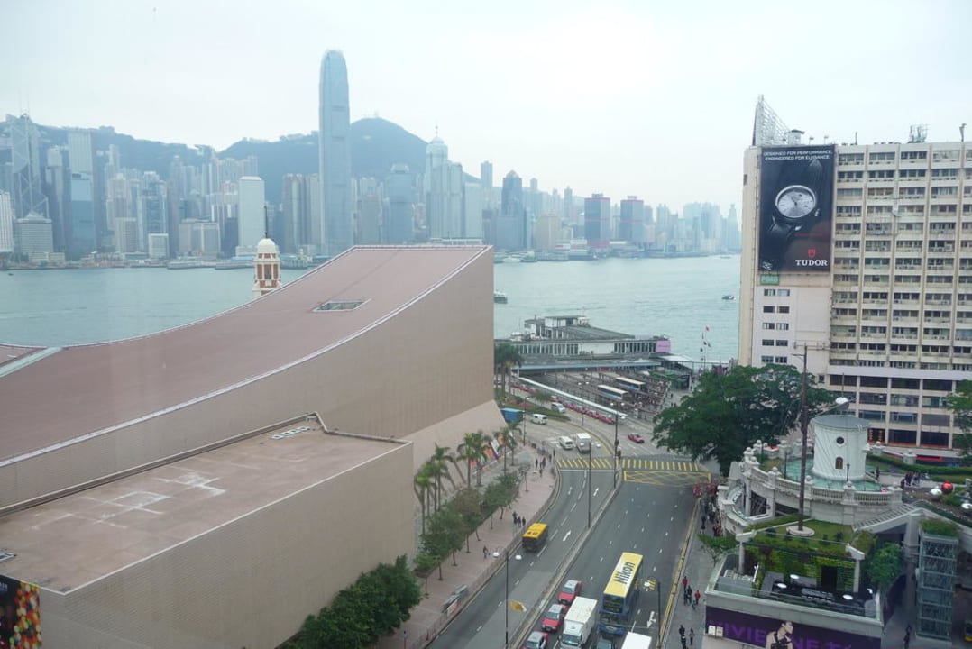 Ausblick auf Busbahnhof und Victoria Harbour The Salisbury - YMCA of Hong Kong