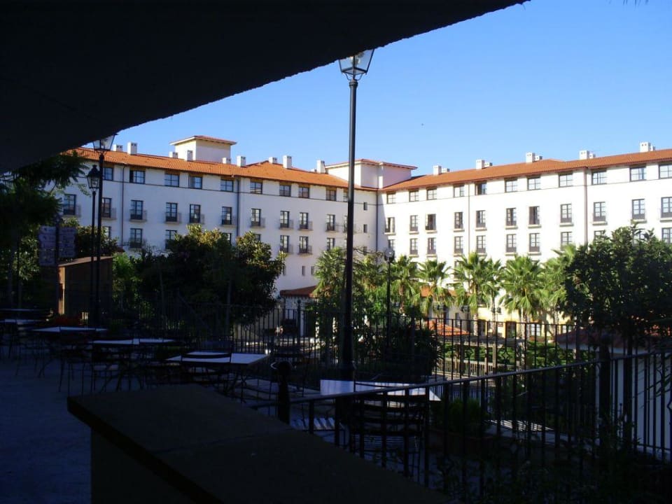 Einer der 6 Häuserkomplexe des Hotels PortAventura Hotel El Paso