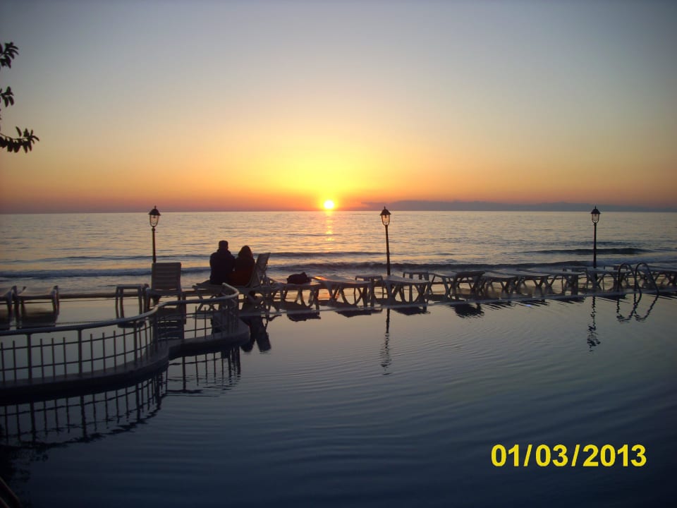 Sonnenuntergang vom Pool aus Aska Hotel Just in Beach