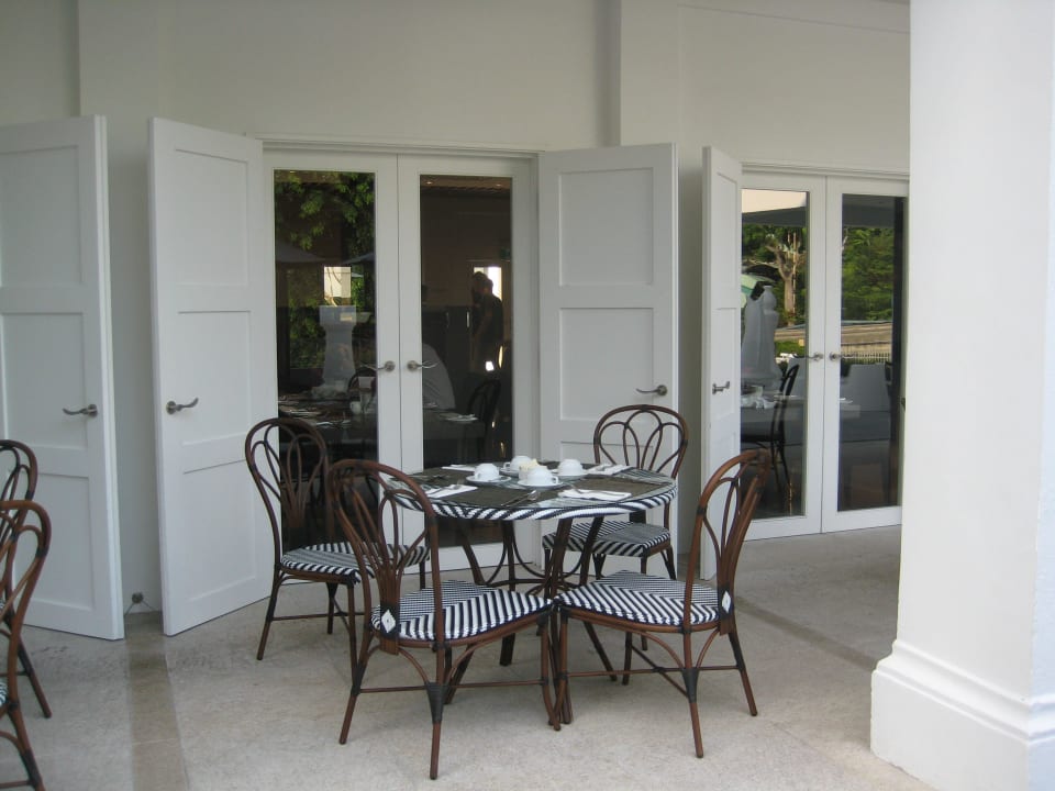 Frühstück im Garten Oasia Resort Sentosa