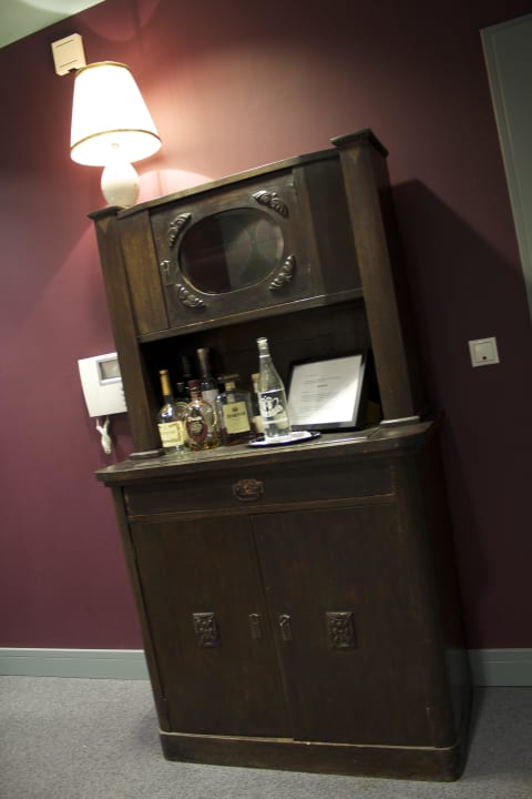 Honestybar Saint Shermin bed, breakfast & champagne