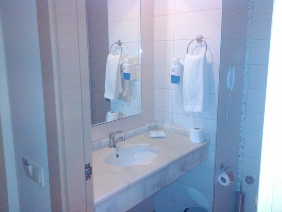 Waschbereich mit Vergrößerungsspiegel  Solivia Hotel