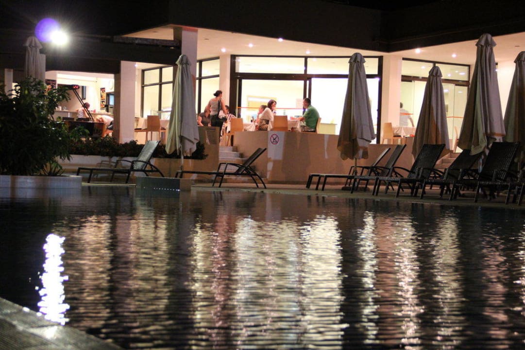 Pool bei Nacht Anavadia Hotel