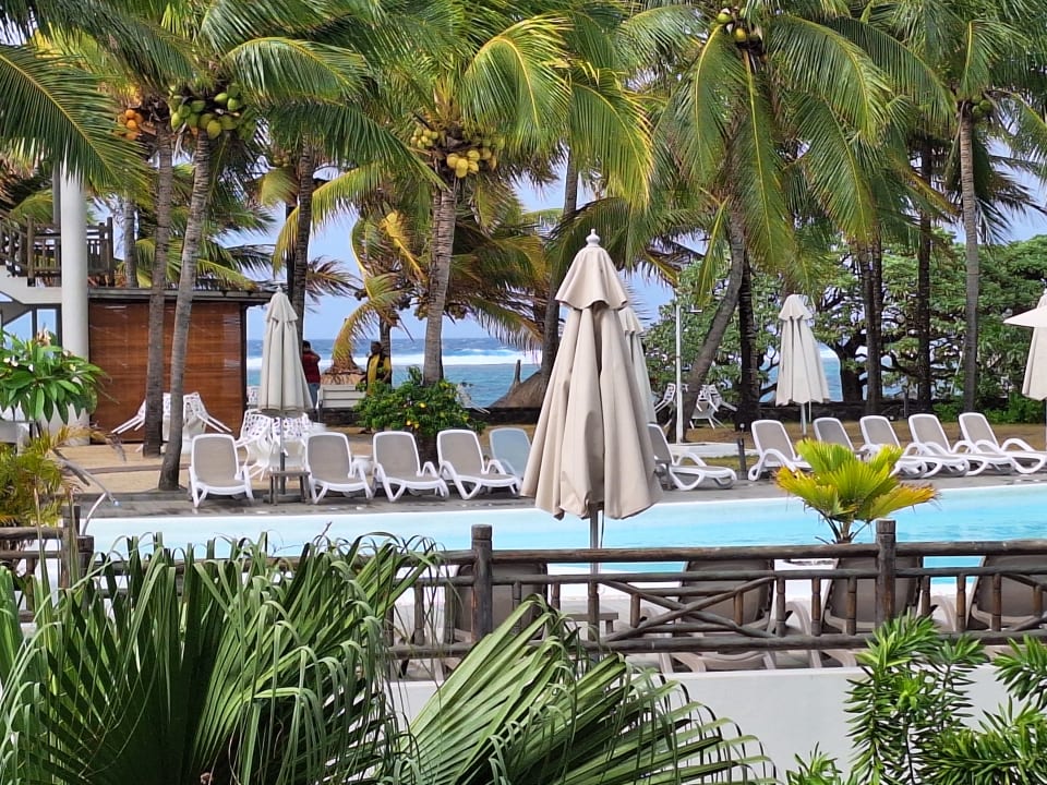 Pool Le Peninsula Bay Beach Resort & Spa