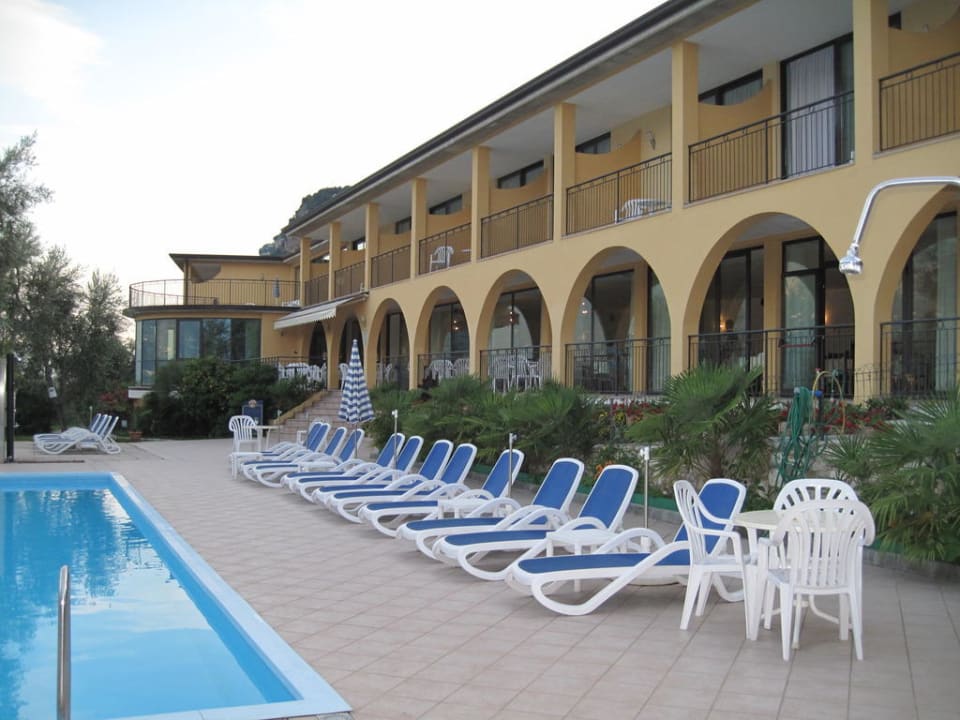 Außenansicht mit Pool Hotel Mercedes