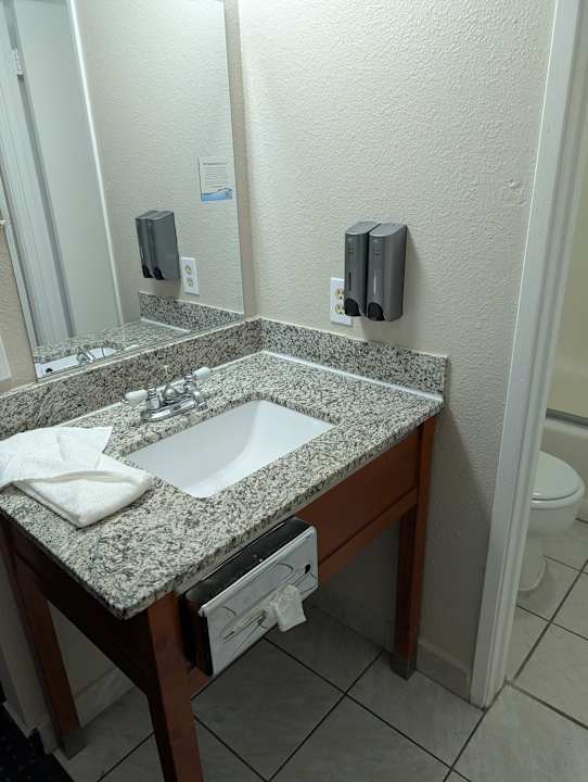 Zimmer Days Inn by Wyndham Ridgecrest near China Lake Naval Station