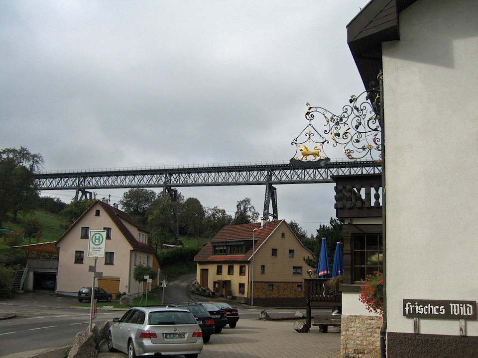 Das Viadukt von Epfenhofen-fast über dem Löwen Landhotel Löwen