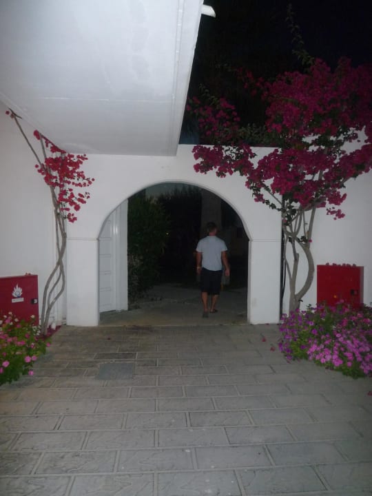 Weg zu den Bungalows TUI KIDS CLUB Alex Beach