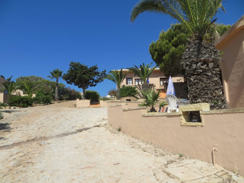 Die Wege zwischen den Bungalows Comino Hotel & Bungalows