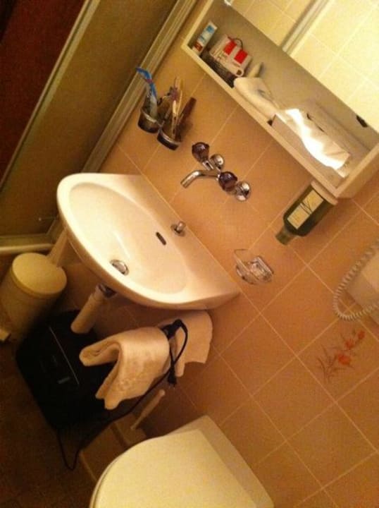 Bad im Zimmer 14 Hotel Meisser Guarda