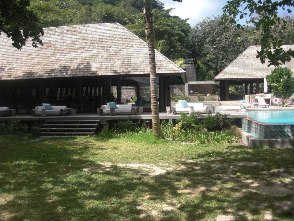 Blick von Strand auf Bar und Pool Four Seasons Resort Seychelles