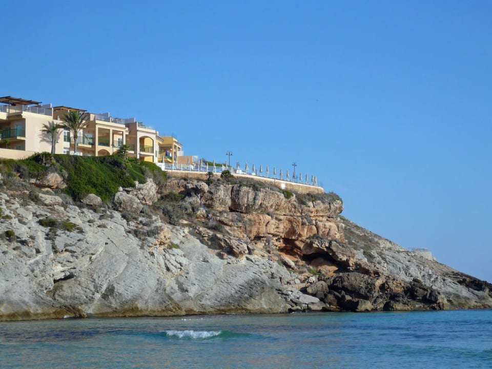 Blick vom Strand zum Hotel VIVA Cala Mesquida Resort & Spa