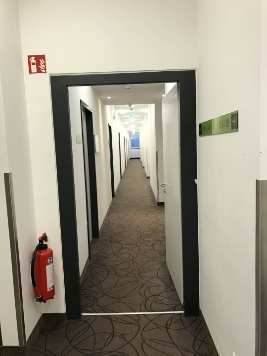 Gang zu den Zimmern Super 8 by Wyndham Munich City West
