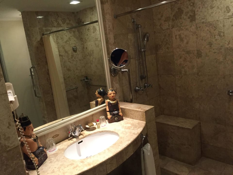 Das Badezimmer The Phoenix Hotel Yogyakarta