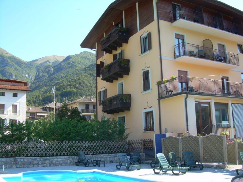Rückseite des Hotels mit Pool Hotel Albergo Mezzolago