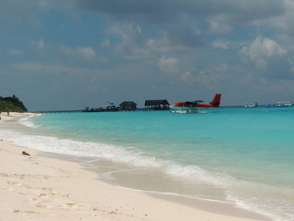 Flugzeug und Badegäste Palm Beach Resort & Spa Maldives