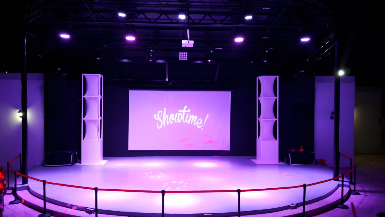 Blick auf die Showbühne mit täglichen Programm Salamis Bay Conti Resort Hotel & Casino