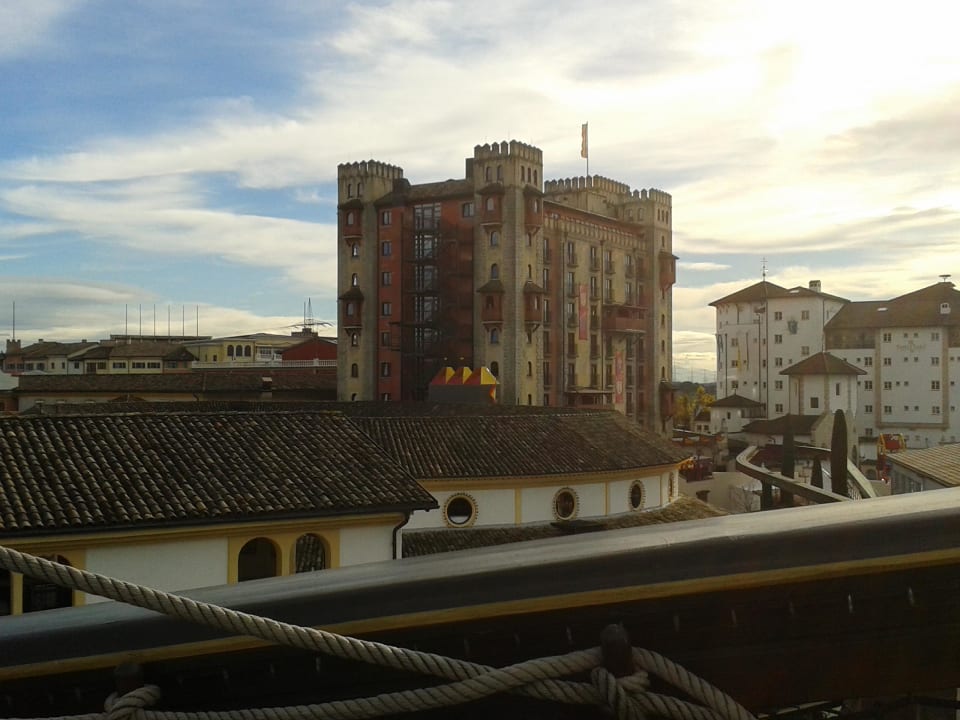 Blick vom Park zum Hotel Hotel Castillo Alcazar Europa-Park