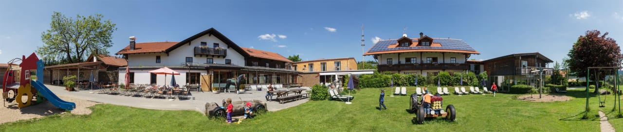 Panorama Innenhof Kinderhotel Simmerl
