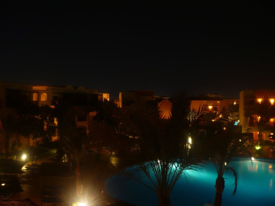 Ausblick auf Pool nachts Jaz Makadi Saraya Resort