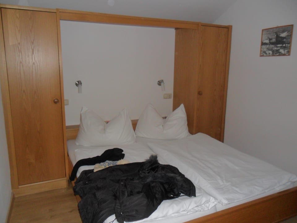 Das Bett vom Doppelzimmer mit Balkon Hotel Platzhirsch zum Heurigenwirt