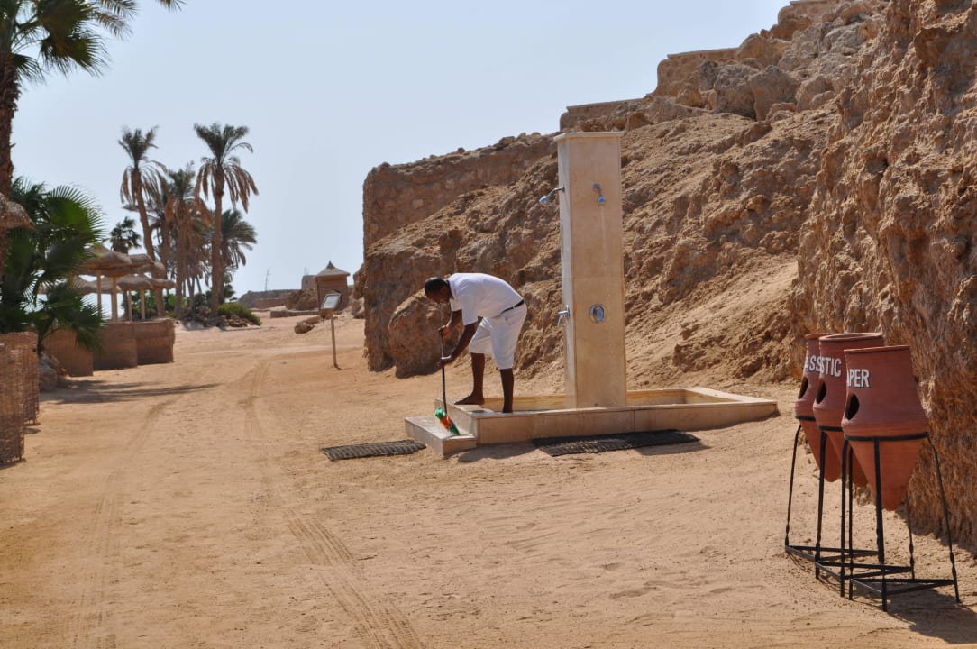 Sauberkeit am Strand Pickalbatros Citadel Resort