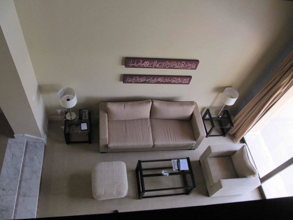 Blick vom Schlafzimmer in den unteren Wohnbereich The Cove Rotana Resort