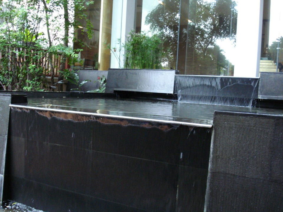 Wasserfall in der Gartenanlage Ramada Plaza by Wyndham Bangkok Menam Riverside