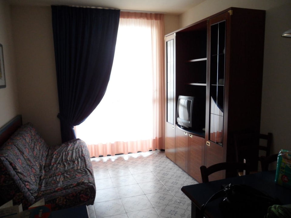 "Wohnzimmer" mit Essbereich Aparthotel Holiday