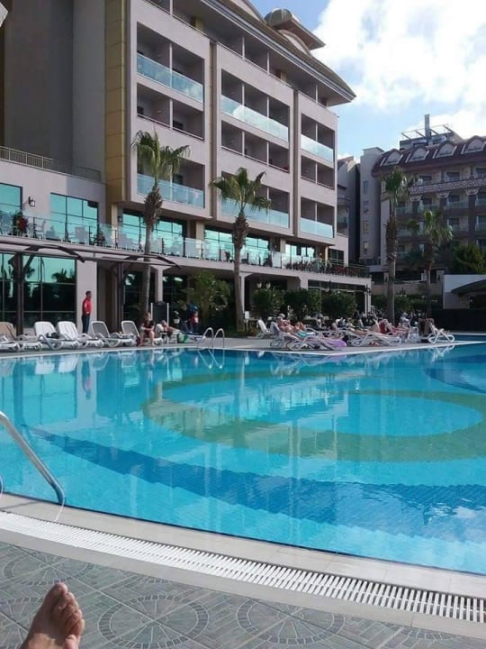 Blick zum Gebäude Aydinbey Kings Palace & Spa