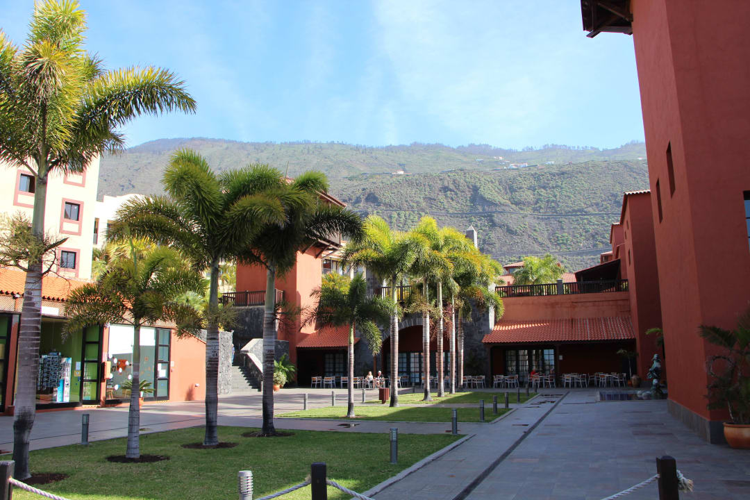 Kleiner Platz mit Blick auf die Berge La Palma Princess