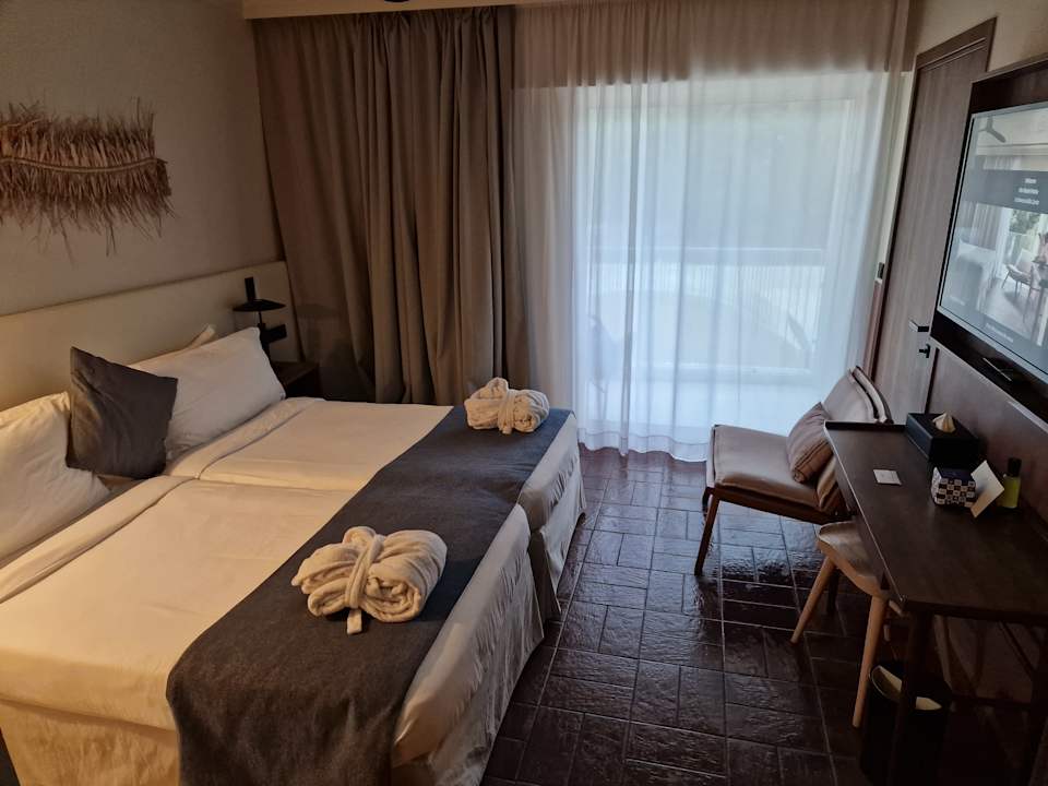 Zimmer Domes Aulūs Zante, Autograph Collection