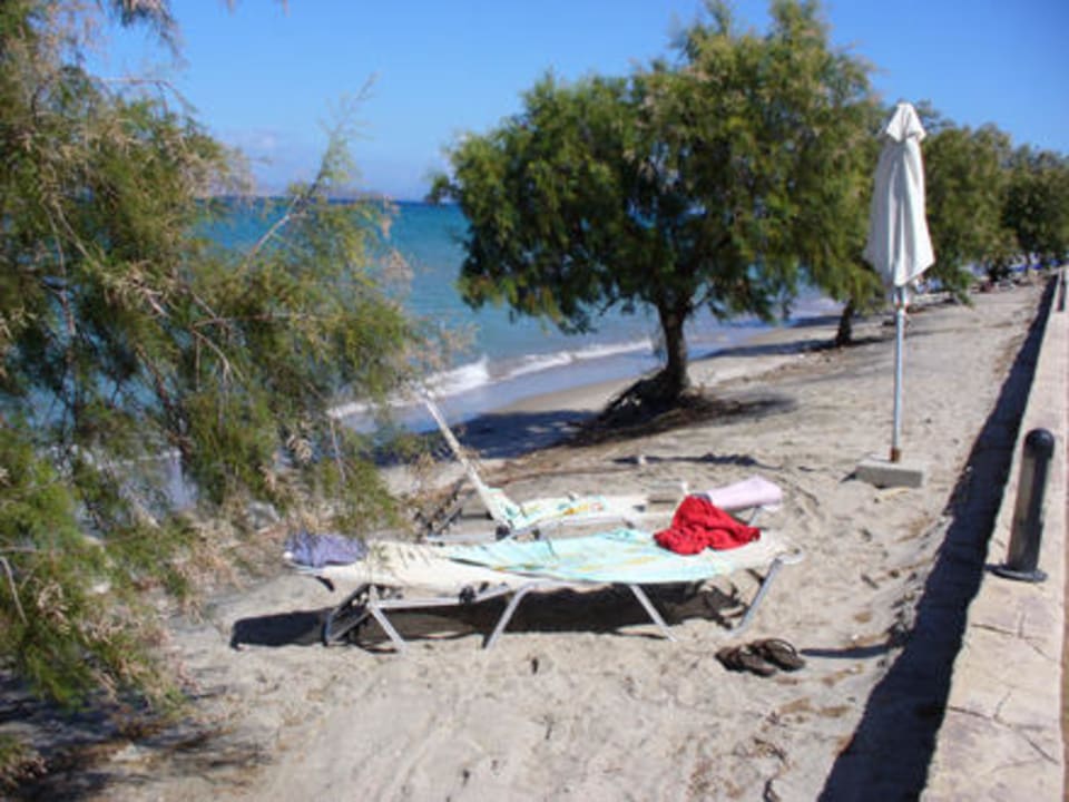 Schmaler Sandstrand  Hotel Zorbas Beach