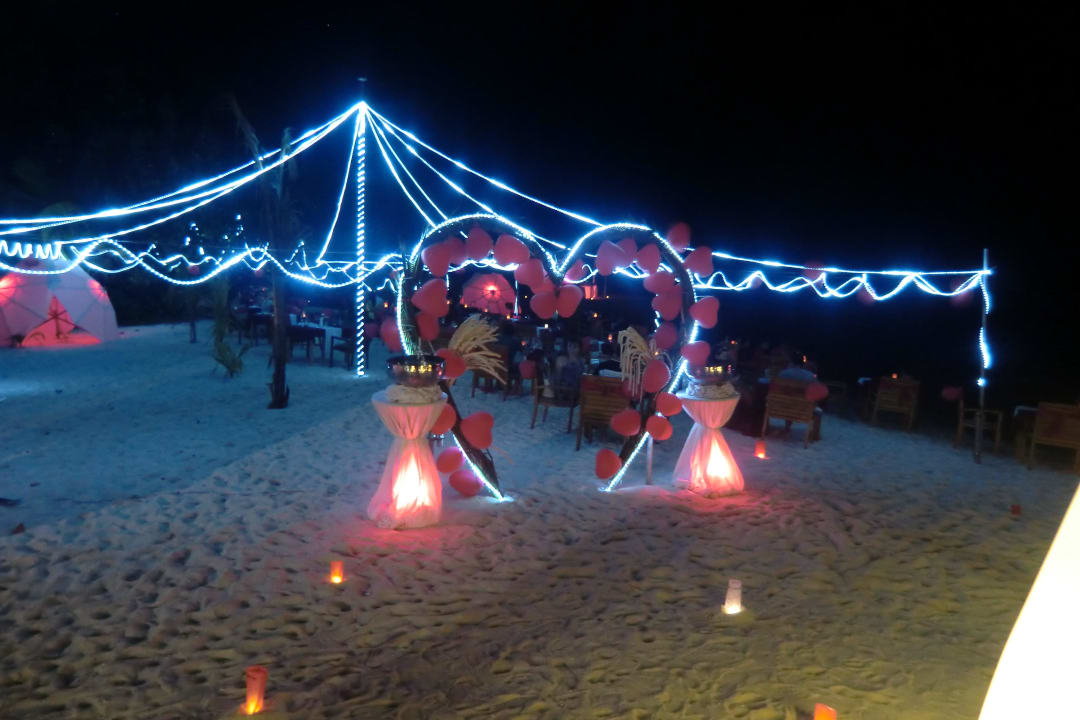 Valentinsdinner am Strand Centara Ras Fushi Resort & Spa Maldives