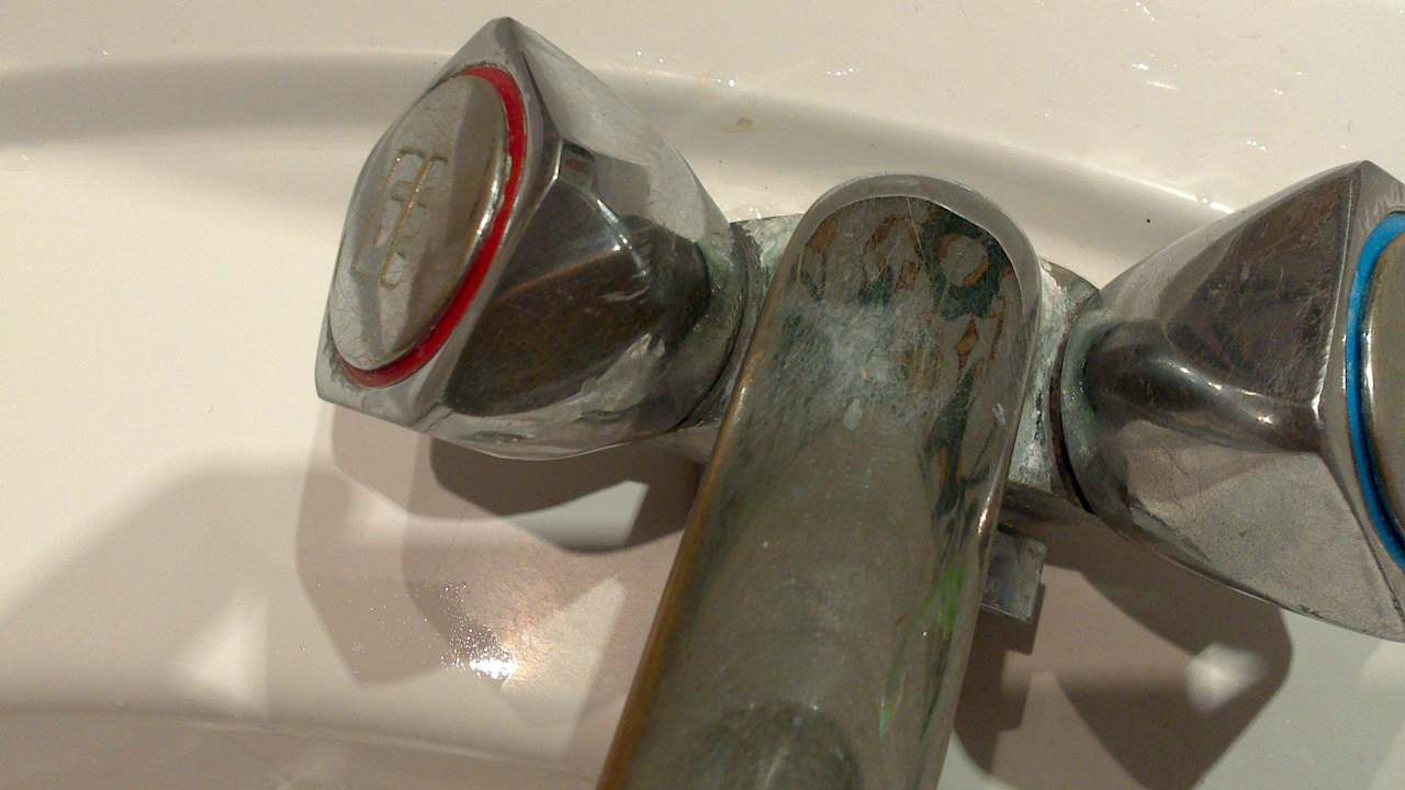 Verkalkter dreckiger Wasserhahn Alassio Hotel and Thalasso