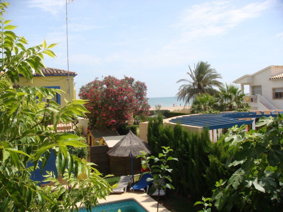 Blick vom DZ auf Pool & Meer Hostal Oasis