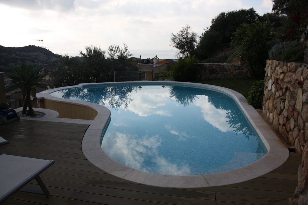 Pool ober dem Hotel in Hanglage Hotel Domu Simius