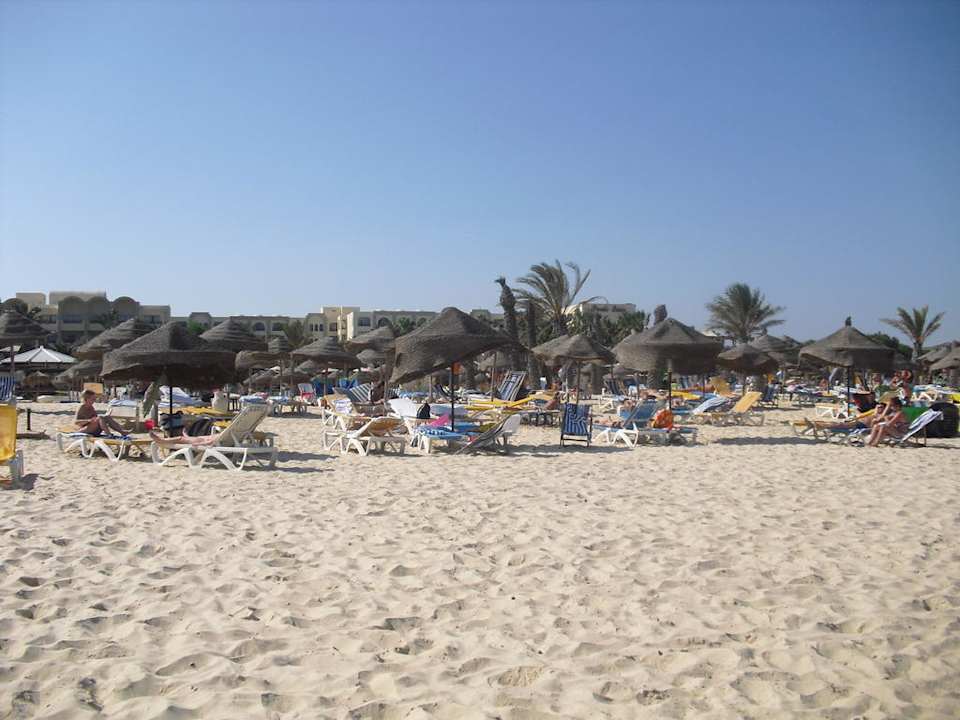 Toller heller Sandstrand Hotel Nesrine