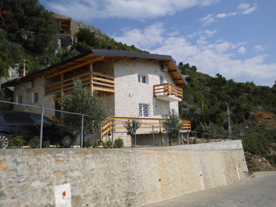 Außenansicht Hotel Shpija e Gjyshit