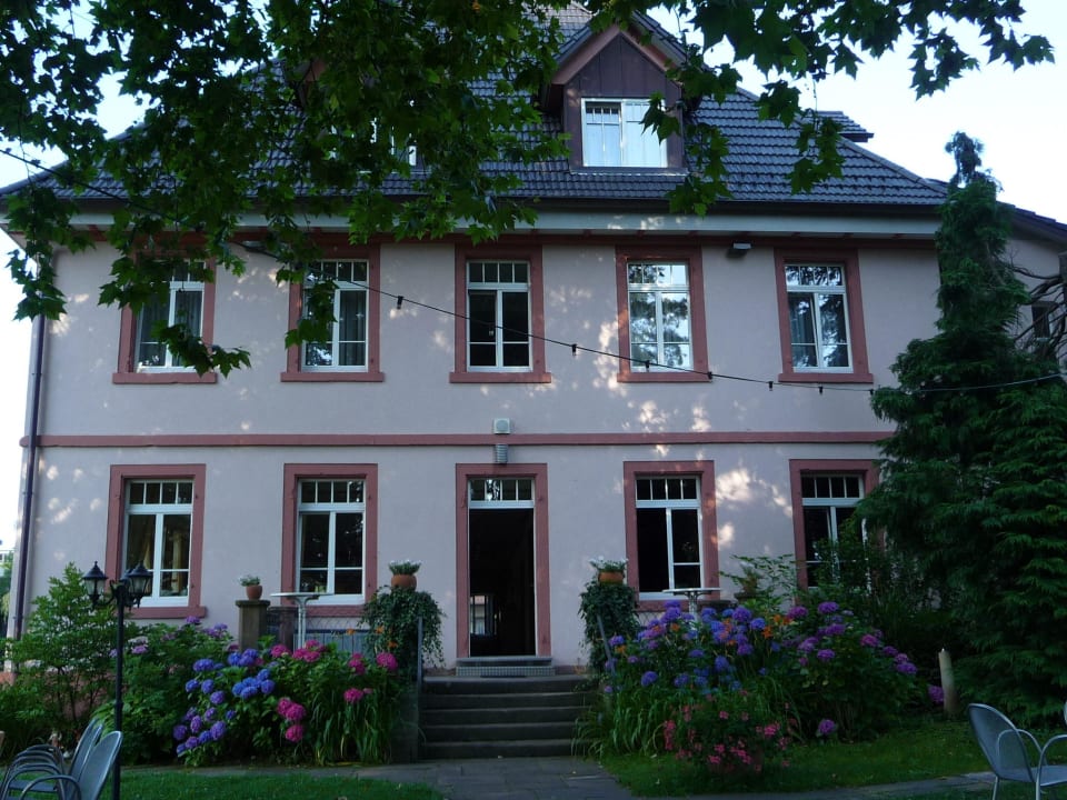 Blick vom Garten auf den seitlichen Eingang Landhaus Hechtsberg