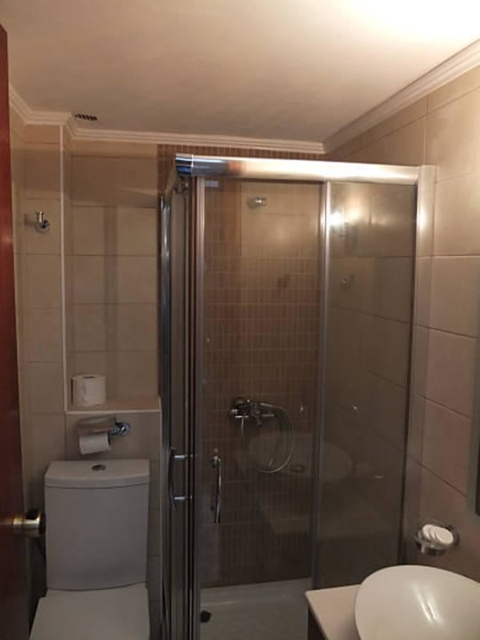 Sehr kleines Bad! Lili Hotel