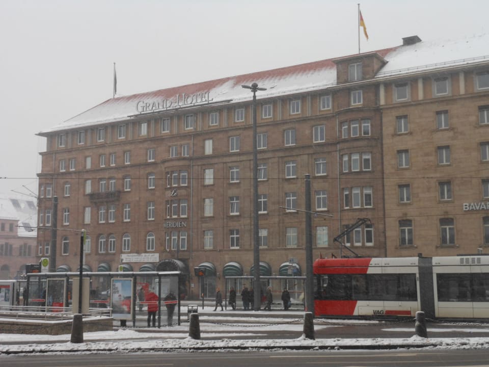 Gesamtansicht vom Bus-Platz Le Méridien Grand Hotel Nürnberg