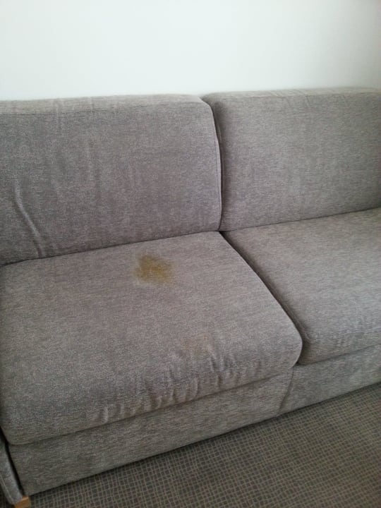 Gelber Fleck auf dem Sofa Hotel Novotel Luxembourg Centre