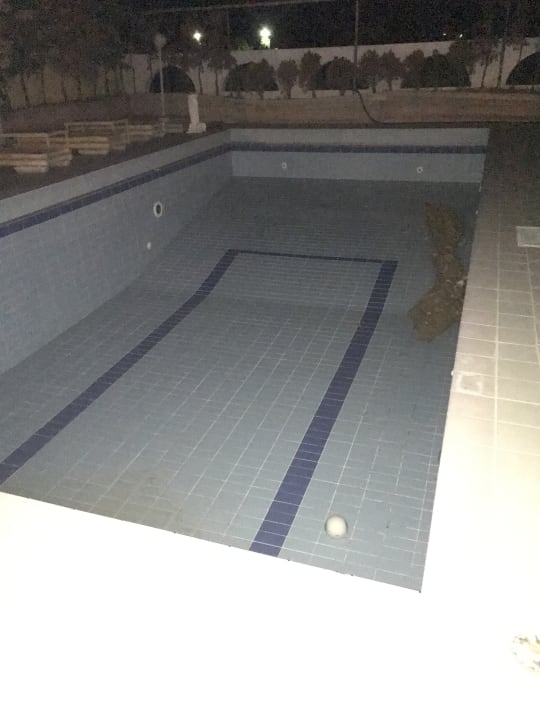 Pool Sovereign Beach Hotel