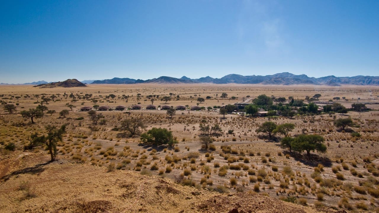 Blick von der Düne über die Anlage Namib Desert Lodge